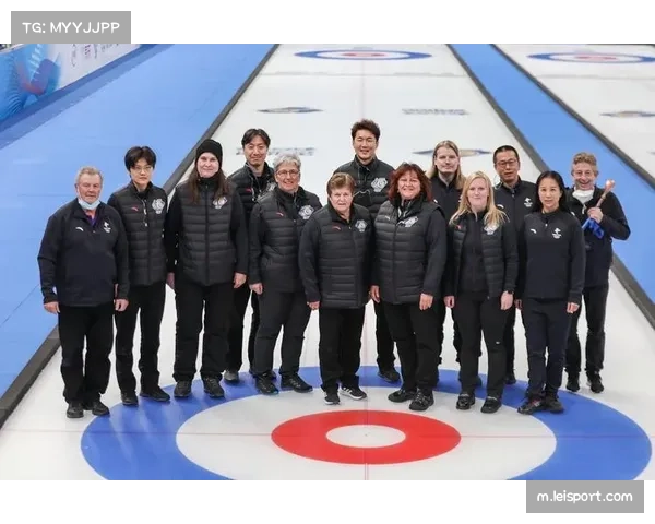 边裁内瓦多与曼萨诺长期搭档 裁判团队配合影响判罚