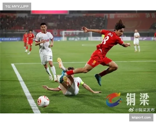 重庆铜梁龙6轮不败登顶 防守硬度与进攻效率兼备